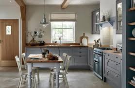 Graue Kuche Mit Holz Arbeitsplatte Und Offwhite Wandfarbe In 2020 Blaue Kuchenwande Kuchen Layouts Arbeitsplatte