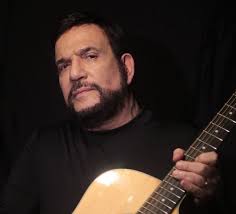 Os jovens conhecem minhas músicas. Só não sabem que são minhas ', diz Michael  Sullivan, autor de mais de 1.800 canções