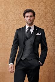 La scelta del vestito per lo sposo è, nella pratica, più ardua e complessa di quanto in questo caso, il vestito da sposo è così composto: Abito Da Sposo 14 1353 Collezione Lubiam 2019 Mariages It Abiti Sposa E Sposo Collezione 2020 2021 Atelier Vestiti Nuziali Per Vicenza Verona Padova Rovigo Treviso Veneto E Trento Trentino Alto Adige