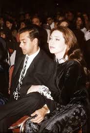 She is the play role in most popular hindi film in 19th and early 20th century.and they have several award including a national film award and so many. Salman Khan Karisma Kapoor Spotted Together Oneshotoneplace Com Osop