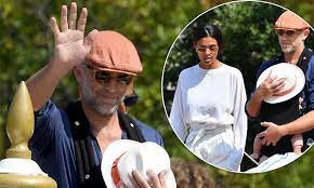 He married french model tina kunakey, who is more than 30 years his junior, on 24 august 2018 in bidart, france.22 they have a daughter, amazonie (born 19 april 2019) et canada. Vincent Cassel 52 Steps Out With Wife Tina Kunakey 22 And Their Daughter In Venice Daily Mail Online