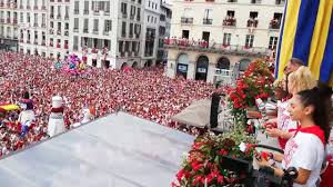 La foule immense des années précédentes a laissé place à quelques milliers de personnes mercredi soir pour l'ouverture des 80es fêtes de bayonne dans un. Fetes De Bayonne 2019 Le Premier Reveil Du Roi Leon Aux 12 Coups De Midi Youtube