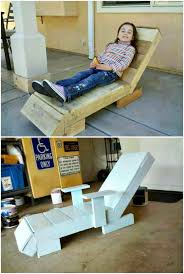 If you have a bunch of extra pallets laying around, or you are looking for an inexpensive way to learn about woodworking. Pallet Lounger For Kids Easy Pallet Ideas