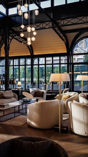 ✨ Une semaine que nous avons rallumé les lumières. , Et déjà, des étoiles plein les yeux. , Vous êtes venus découvrir le nouveau Grand Hôtel de Courtoisville. , Prendre un verre au bar. , Vous ...