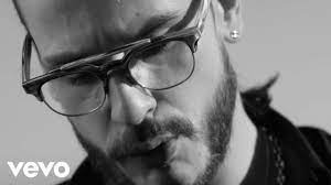 Sch dédie ce morceau très intime à sa mère avec laquelle il entretient une relation fusionnelle. Sch Allo Maman Youtube