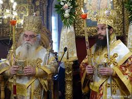 Το απόγευμα της κυριακής τελείται ο «εσπερινός της αγάπης», όπου σε πολλές γλώσσες διαβάζεται το ιερό ευαγγέλιο και διατρανώνεται παγκοσμίως η εποχή της αναστάσιμης ελπίδας η ανάσταση του χριστού είναι ο θεμέλιος λίθος της ορθόδοξης πίστης. O Esperinos Ths Agaphs Sthn Iera Mhtropolh Kastorias Poimin Gr