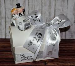 Geschenktruhe Zur Silbernen Hochzeit Mit Silberpaar Im Auto Geldgeschenke Silberhochzeit Silberhochzeit Geschenk Silberne Hochzeit