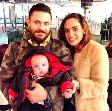 Attila i̇lhan'ın şiirleri üzerine master yaparak yüksek lisansını tamamladı. Buket Aydin Esinden Neden Bosandi Neden Ayrildi