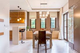 Homecho meuble de salle de bain avec 2 tiroirs et 2 portes double zones de rangement commode de toilette blanc pour salle à manger entrée salon 60 x 30 x 110 cm 4 4 sur 5 étoiles 110 111 99 111 99. Grande Salle A Manger En Beige Et Blanc Avec Une Table Avec Des Chaises Et Une Grande Fenetre De La Terrasse Banque D Images Et Photos Libres De Droits Image 61585355