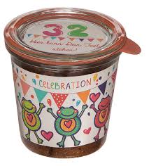 Dank des schönen glases bleibt der frisch gebackene kuchen länger lecker, so macht die geburtstagsfeier auch unterwegs viel vergnügen. Geburtstag Froesche Kuchen Im Glas 290ml Lecker