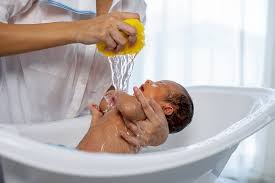 Step 5 it is best to hold your baby in the clutch hold and then squeeze a bit of warm water on top of your baby's head, apply a dab of baby shampoo, and gently massage the entire scalp. How To Tub Bathe A Newborn Step By Step With Baby Bath Tips