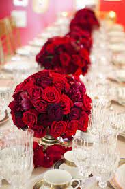 There are many options to choose from for a wedding centerpiece—you can dazzle with a towering floral display or keep it simple with a rustic arrangement of foliage. Pin On Bodas