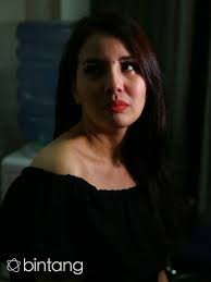 Tim pencari fakta harus segera dibentuk. Isak Tangis Tya Ariestya Ungkap Rasa Sayang Untuk Sang Mama News Entertainment Fimela Com