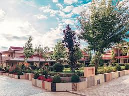 Complexul vox maris costinesti este format din vile cu o capacitate de 303 camere duble,apartamente de dimensiuni mari sau mai mici.aceste camere sunt decorate si gandite pentru ca oaspetii sa se bucure de o atmosfera eleganta,moderna ,confortabila,foarte apropiata de cea de. Complex Vox Maris Grand Resort Costinesti Oferte De Cazare La Complex Vox Maris Grand Resort Costinesti 2021