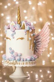 Eine Kleine Weisse Kindertorte Ein Einhorn Mit Pinken Flugeln Und Einem Goldenen Horn Einhorn Geburtstagskuchen Einhorn Kuchen Zauberkuchen
