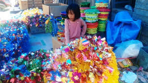 Jadi selain anda menjual produk hasil kerajinan, tetapi anda juga bisa mendapatkan penghasilan tambahan dengan membuka private kerajinan yang anda buat. Momen Maulid 1440 H Bawa Berkah Bagi Pedagang Pasar Tradisional Di Mamuju Barang Ini Laku Keras Tribun Timur