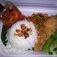 Seporsi ayam geprek biasanya berisi nasi dan ayam krispi yang sudah digeprek dengan sambal. Nasi Ayam Geprek Home Facebook