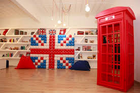 She and her boyfriend have been their apartment is decorated with union jack flags, london sights and souvenirs. Pin By Cameleon Mgt On London Themed Birthday Party England Party London Theme Party British Party