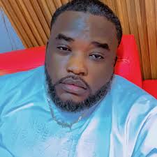 Plizyè biwo transfè reklame 800 a 1000 goud sou chak transfè 100 dola  ameriken ke yon kliyan vi'n chache nan biwo a .