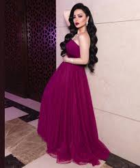 يذكر أن الفنانة ديانا كرزون قد كشفت عن حملها بطفلها الأول من زوجها الإعلامي معاذ العمري من خلال فيديو كليب هو مين، في شهر فبراير الماضي، حيث وضعت حول عنقها قلادة على شكل امرأة حامل. Ø§Ù„Ù…Ù…Ø·Ø±Ø¨Ø© Ø¯ÙŠØ§Ù†Ø§ ÙƒØ±Ø²ÙˆÙ† Ø§Ù„Ø±Ø§Ù‚ÙŠØ©