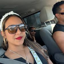 Caleb fue a visitar a su amiguita y le llevó un regalo 😂