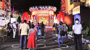 The pandals offer a visual treat with beautiful decorations, colorful idols and food stalls, cultural performances and games. Hc Ban On Durga Puja Pandals Revellers To Bank On Giant Screens For Darshan App For Online Pushpanjali Cities News The Indian Express