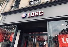 La nouvelle boutique s'annonce bien lourde, avec 14 mètres de façade à l'effigie du losc et de ses joueurs et plus de 200 m² de zone. La Nouvelle Boutique Losc Est Ouverte Lille Losc