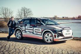 Audi's crossover and suv lineup is already mighty stout, but that isn't stopping the four rings from update 5/22/2019: Audi Q4 E Tron Blick In Den Innenraum Noch Vor Weltpremiere Auto Und Technik Gq