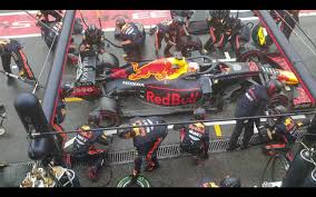 How many people does it take to change a tire? The Fastest Pit Crew You May Ever See Set A New World Record Of 1 82 Seconds