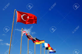 Flagge deutschlands) is a tricolour consisting of three equal horizontal bands displaying the national colours of germany: Flagge Der Turkei Vor Dem Hintergrund Des Blauen Himmels Eine Reihe Von Fahnen Von Touristen Russland England Deutschland Frankreich Lizenzfreie Fotos Bilder Und Stock Fotografie Image 86870943