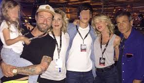 La love story italiana dell'estate ã¨ quella tra l'attrice/conduttrice alessia marcuzzi che ha fatto serie tv come carabinieri'. Marcuzzi Facchinetti Famiglia Allargata E Felice