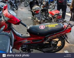 73,224,686 likes · 1,044,113 talking about this · 2,736,937 were here. Manchester United Wappen Auf Einem Abgestellten Motorrad Sitz Auf Dem Jademarkt Mandalay Myanmar Burma Stockfotografie Alamy