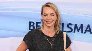 Simone hanselmann on wn network delivers the latest videos and editable pages for news & events, including entertainment, music, sports, science and more, sign up and share your playlists. Der Bergdoktor Star Simone Hanselmann Aktuell Bin Ich Kein Single Gala De