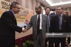 Dalam sektor awam, seseorang pekerja boleh memilih untuk mengambil cuti bersalin selama 60 hari atau 90 hari. Akta Buruh Malaysia Peatix