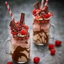 On Va Bientot Pouvoir Faire Des Milkshakes Fruits Rouges Et Chocolat 3 Http M Elle Fr Elle A Table Les Dossiers De L Freakshakes Recipe Food Yummy Food