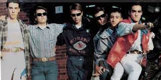 Entrare nel nostro negozio è come fare un tuffo nel passato, siamo specializzati nella vendita di abbigliamento ed accessori vintage per uomo e donna. Festa In Stile Anni 80 Come Vestirsi Per Sorprendere Tutti