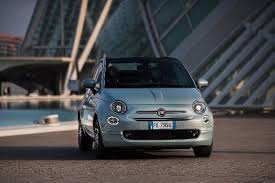 Its aim has been to keep the 500 as affordable as possible, while also providing an impressive range and a host of autonomous driving aids. Fiat 500c Hybrid Im Test 2020 Offen Fur Neues Auch Unter Der Haube Meinauto De