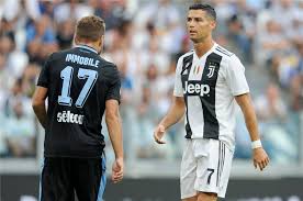 وسبق للنجم البرتغالي أن توّج هدافا في الدوري الإنجليزي في صفوف مانشستر يونايتد عام 2008، ثم ثلاث مرات في صفوف ريال مدريد الإسباني أعوام 2011 و2014 و2015. ØªØ±ØªÙŠØ¨ Ù‡Ø¯Ø§ÙÙŠ Ø§Ù„Ø¯ÙˆØ±ÙŠ Ø§Ù„Ø¥ÙŠØ·Ø§Ù„ÙŠ Ø§Ù„Ù†Ù‡Ø§Ø¦ÙŠ Ù„Ù…ÙˆØ³Ù… 2019 2020 Ø¨Ø·ÙˆÙ„Ø§Øª