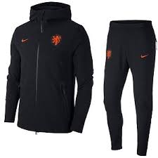 Dit zijn alle resultaten voor de zoekopdracht 'adidas trainingspak oranje'. Nike Nederlands Elftal Zwart Trainingspak 2020 2021 Voetbalshirtsdirect