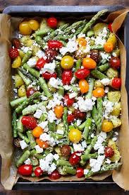 Ofenkartoffeln Mit Grunem Spargel Tomaten Und Feta Nur Ein Blech Rezept Rezepte Ofenkartoffel Und Gesunde Rezepte