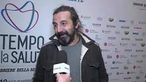 Omar pedrini ha sposato pochi giorni fa a brescia, a palazzo loggia, la compagna veronica scalia, che ad aprile lo ha reso padre della piccola emma daria. Omar Pedrini La Malattia Del Cantante Controlli Ogni 6 Mesi
