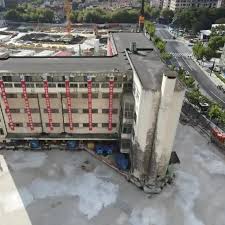 Konservasi energi pada bangunan gedung di indonesia dimulai sejak tahun 1985 dengan diperkenanlkannya program doe (departemen of energy 6.4 dari hasil penelitian negara tetangga terdekat dengan indonesia, persamaan tersebut telah lebih dispesifikasikan menjadi bentuk : Gedung 7 600 Ton Di Shanghai Berjalan Ke Lokasi Baru Dengan 198 Kaki Robot Global Liputan6 Com