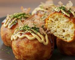 closeup of takoyaki showing its textureの画像