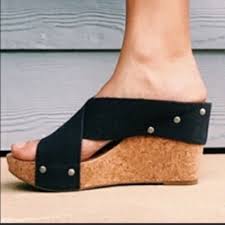 Starting off with just jeans, lucky brand quickly grew to become one of america's favorite denim labels. Ø§Ù„Ù„Ø¬Ù†Ø© ÙŠØ­Ù…ÙŠ Ù…Ø¬Ù‡ÙˆÙ„ Lucky Brand Wedge Sandals Englishtoportuguesetranslation Com