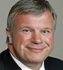 I dag er vi rundt 30 ansatte, de fleste med fagbrev i tømrerfaget. Hanssen Bjarne Hakon