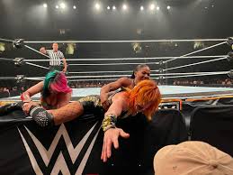 Asuka e Bianca Belair catturano Becky Lynch in un evento dal vivo della WWE  a Springfield ieri sera : r/SquaredCircle
