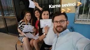 Batman'ın kozluk ilçesinde 8 aylık öğretmen şenay aybüke yalçın ve iki askerin şehit olmasıyla sonuçlanan hain saldırının görüntüleri ortaya çıktı. Sehit Ogretmen Senay Aybuke Yalcin In Adi Okulunda Muzik Atolyesine Verilecek Haberler