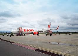 Catatan dari direktur pencarian mengatakan bahwa mereka menemukan bantal, benda oranye terang di samping kotak berwarna kusam dan. Kembali Jadi Sorotan Netizen Pesawat Lion Air Jt 799 Sorong Manado Terbang Miring Nova Line Today