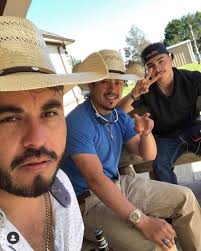 Quarantined with estos guaputones de mis hijos @keith.nieto y @jordi.nieto3  ! Nos pusimos a cortar el cesped y pues hay mucho que hacer aqui en casa!  Ya tenia 25 años trabajando de