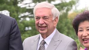 Memorial service held for former Washington Governor Mike Lowry